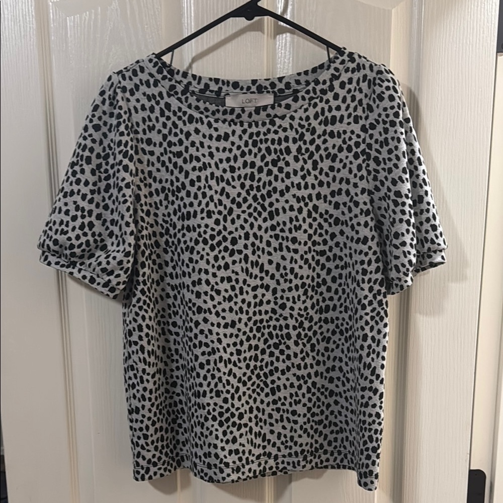 LOFT Women's Monochrome Spotted Short Sleeve Top